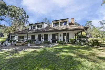 Image de Propriété familiale de luxe et une ferme pleine de beauté et d'aventure