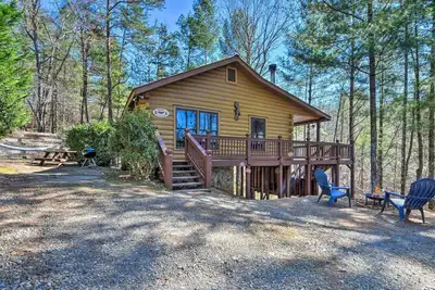 Image de Ellijay Cabin acceptant les animaux de compagnie avec bain Ă remous dans la forĂŞt de Ntl