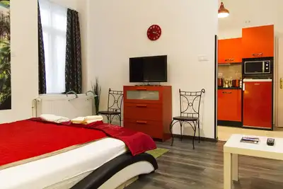 Image de Studio moderne de 34 m² au rez-de-chaussée avec une fenêtre donnant sur la cour intérieure
