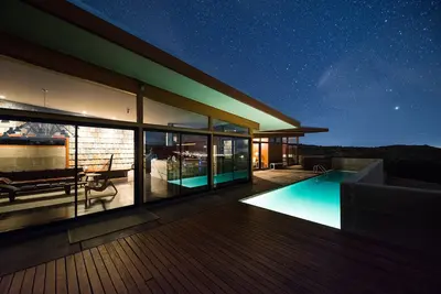 Image de Jackrabbit Wash - une architecture moderne avec piscine à Joshua Tree