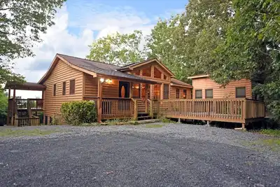 Image de 5 chambres / 4 salles de bain, plus une suite dans une cabane dans les arbres, 14 personnes, bain à remous, vue, wifi, table de billard, table de hockey, C