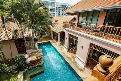 Image de Villa Pratamnak près de la rue piétonne