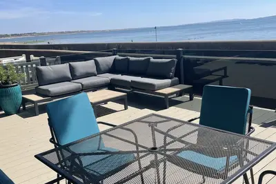 Image de «Le chalet au bord de la mer, sous l'arbre»