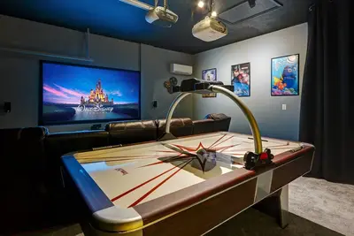 Image de Luxe 4 Br / 3 Ba Villa, Sw face à la piscine / spa, vue de la conservation, salle de cinéma