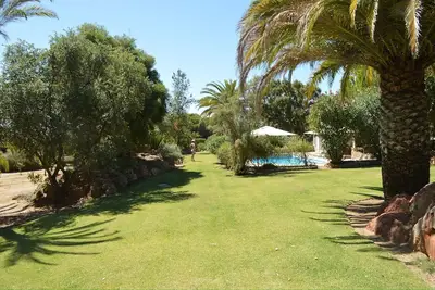 Image de Villa conviviale pour les familles située dans de beaux jardins paysagers isolés