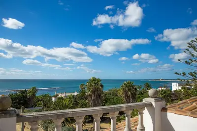 Image de Grande villa située au pied de la plage (50 mètres) avec une vue magnifique sur la mer.