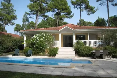 Image de villa 4 chambres avec piscine chauffée et vue directe sur golf
