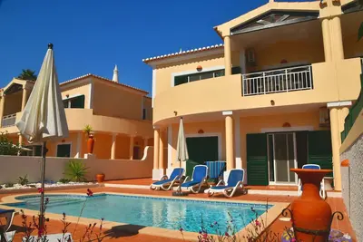Belle villa avec piscine privée, vue imprenable sur la mer, à pied de la plage