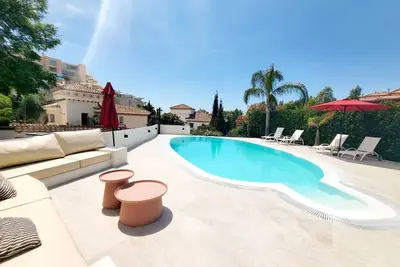 Image de Grande villa avec piscine privée! ! ! Emplacements et équipements parfaits.