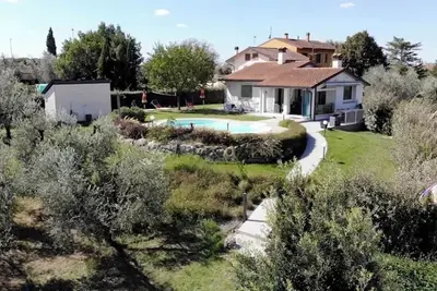 Image de Maison en style moderne avec piscine