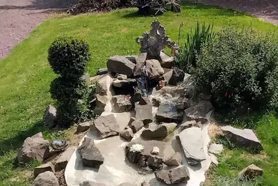 Image de Ferme rénovée du 18ème siècle aménagée dans des jardins paisibles et reposants
