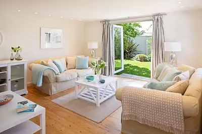 Image de Chic maison fraîche et spacieuse, idéalement isolée entre le village et la plage.
