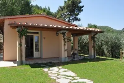 Image de Villa avec 2 chambres et 2 salles de bains, piscine et jardin