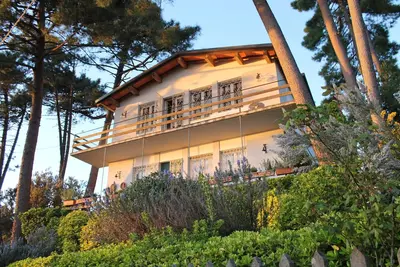 Image de Villa entourée de verdure une vue magnifique sur le lac et la mer Wifi gratuit *
