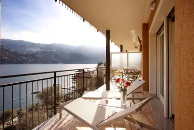 Laglio Ribolla Azzuro Appartement moderne élégant avec vue sur le lac et la piscine.
