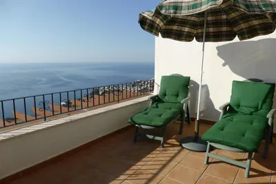 Image de Superbe terrasse ensoleillée donnant des vues panoramiques sur la mer et le littoral à 180 degrés