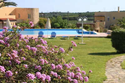 Image de Immense Piscine dans Luxueuse résidence de Style Crétois