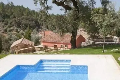 Image de Maison rustique avec piscine et barbecue avec vue sur les montagnes