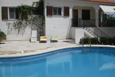 Image de Chalet con jardín grande y piscina privada con vistas al Mediterráneo