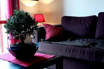 Image de \"Le Rouge et le Noir\" Appartement dans la rue principale de Zafferana