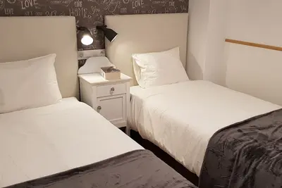 Image de Appartement indépendant dans maison unifamiliale idéale Familles Ou Groupe