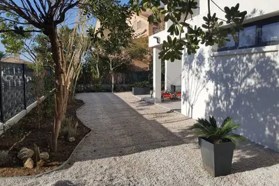 Image de Superbe bas de villa en rez de jardin à Six Fours, le Brusc. Tout à pieds, plage…