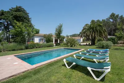 Image de Maison coloniale avec un très grand jardin et une piscine privée!