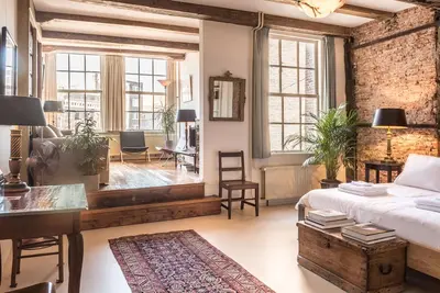 Image de Classy Room 17th Century Canal House