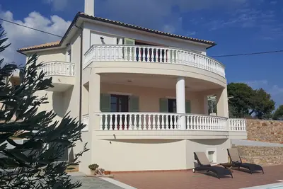 Image de Superbement situé Villa avec piscine privée et vue imprenable mer et l'île Vues