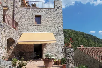 Image de Soigneusement restaurée en appartement ensemble en pierre avec vue sur mer