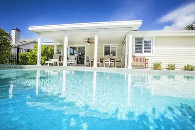 Image de Cottage de charme sur la plage! 2 miles des plages de sable blanc de Bonita Beach!
