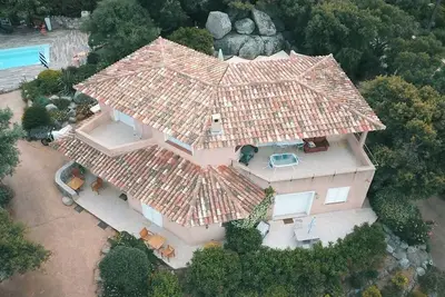 Image de Entre les plages de Pinarello et St Cyprien, maison avec jardin