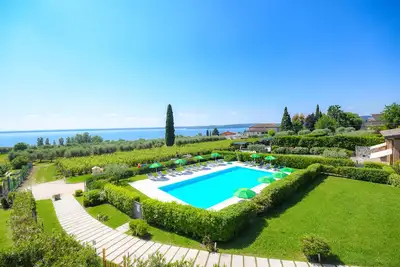 Appartement bien situé avec piscine et vue sur lac dans une résidence confortable