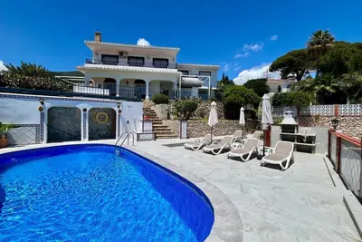 Image de Villa espagnole 5 chambres \/ piscine \/ jardins \/ Wifi - Benalmadena Pueblo. Situé au centre.