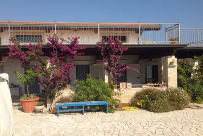 Image de spacieuse villa individuelle avec un accès privé à la mer