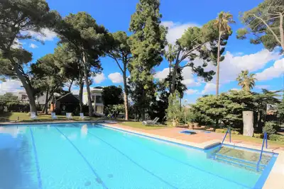 Image de Colonial Villa historique avec piscine privée, salle de sport, court de tennis.