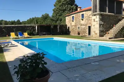 Image de Maison de campagne avec piscine privée. Réduction de septembre \/ octobre