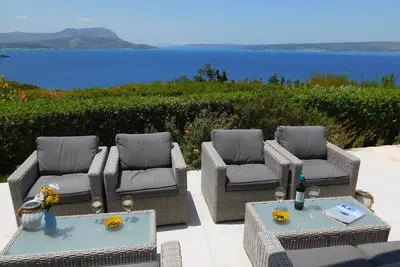 Villa de luxe privée de 4 à 5 chambres avec piscine à débordement, salle de jeux et vues incroyables