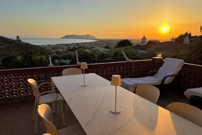 Image de Villa sur un terrain en pente, panoramique et sur le toit dans un jardin de 1000 m² avec vue sur la mer