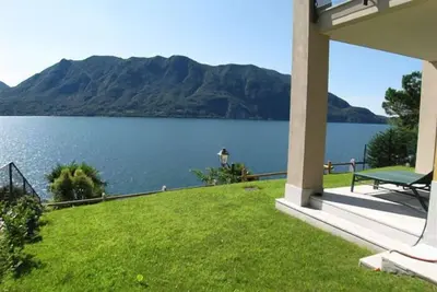 Moderne meublé appartement de 3 chambres avec terrasse, jardin et vue panoramique sur le lac