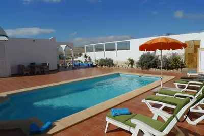 Image de Maison spacieuse avec 3 chambres, 2 salles de bains, piscine