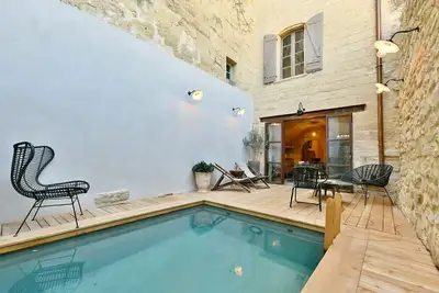 Image de Uzes Centre Historique: Superbe Maison Xviii De 100 M² Avec Jardin Et Bassin