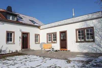 Image de Vacances au Vulkaneifel, une petite ancienne ferme avec terrasse ensoleillée