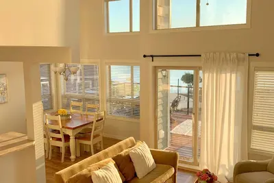 Image de Décor élégant; immense terrasse avec vue panoramique sur le lac! Grande maison de vacances en famille