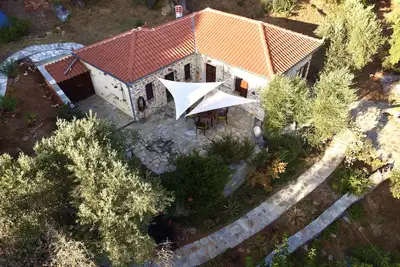 Image de Kalivi Elena, une maison traditionnelle en pierre à Platanias, Pélion.