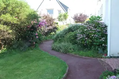 Image de Appart dans grande maison avec entrée et parking indépendants, terrasse, jardin.