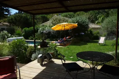 Image de Belle maison lumineuse style californien au Cap Brun avec piscine