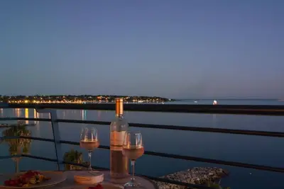 Image de Studio ensoleillé en face des plages, 8e et dernier étage -