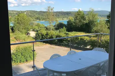 Bel appartement sur terrain de 4000 m2 et lac à 50 m