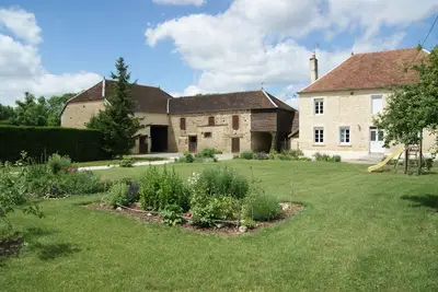 Image de Maison avec piscine chauffée et vaste terrain au cœur des lacs et du vignoble